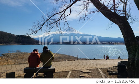 富士山を眺めるカップル 118816456