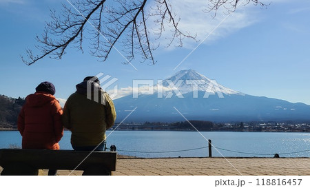 富士山を眺める夫婦 118816457