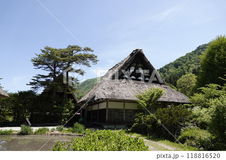 白川郷の新緑が美しい山並みと合掌造りの家屋 白川郷の新緑が美しい山並みと合掌造りの家屋 118816520