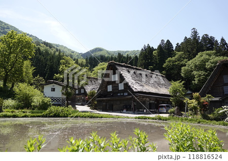 白川郷 新緑が美しい山並みと合掌造りの家屋 白川郷 新緑が美しい山並みと合掌造りの家屋 118816524