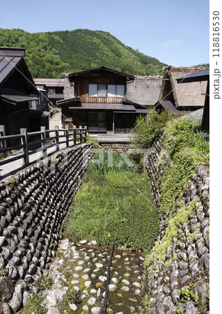 白川郷の新緑が美しい山並みと町を流れる水路 118816530