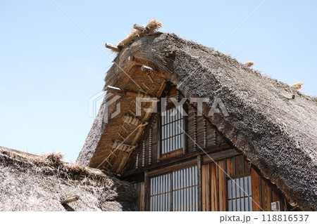 白川郷 合掌造り小屋組（屋根）の頂部 棟木とカンザシガヤ 118816537
