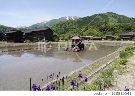 山間の農村 水田に映り込む山並みとトラクター 山間の農村 水田に映り込む山並みとトラクター 118816541