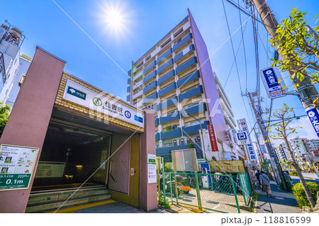 日本の東京都市景観　都営地下鉄　東京メトロ　住吉駅（出入口）を望む 118816599