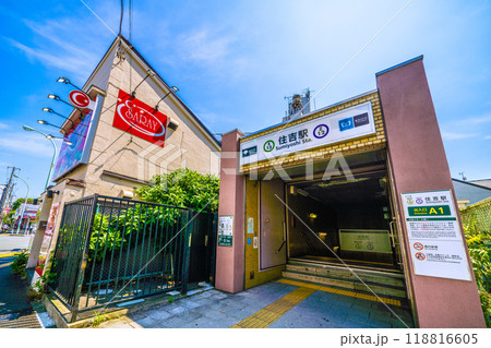 日本の東京都市景観　都営地下鉄　東京メトロ　住吉駅（出入口）を望む 118816605