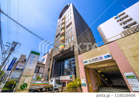 日本の東京都市景観　都営地下鉄　東京メトロ　住吉駅（出入口）を望む 118816606