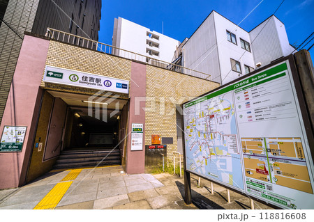 日本の東京都市景観　都営地下鉄　東京メトロ　住吉駅（出入口）を望む 118816608