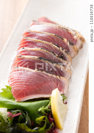 おいしい新鮮な鰹のたたき 118816738