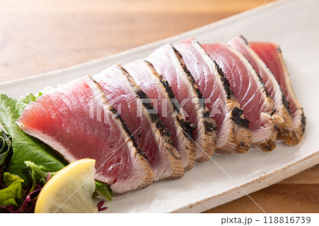 おいしい新鮮な鰹のたたき 118816739