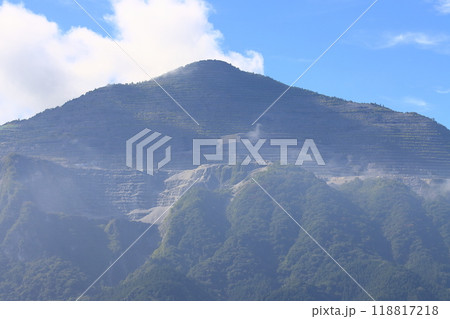 山肌を見せる武甲山　秩父の風景　 118817218