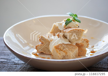 カフェで食べるシフォンケーキの盛り付け 118817295