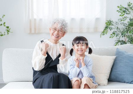 ガッツポーズするおばあちゃんと孫 118817525