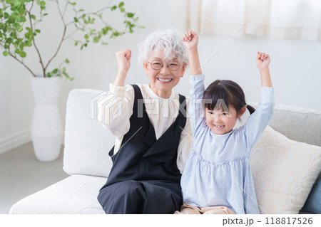 ガッツポーズするおばあちゃんと孫 118817526