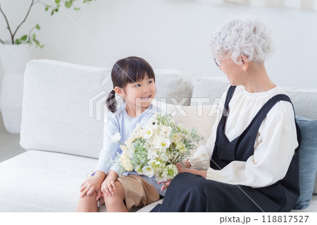 花束のプレゼントを持つおばあちゃんと孫 118817527