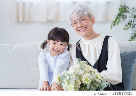 花束のプレゼントを持つおばあちゃんと孫 118817529