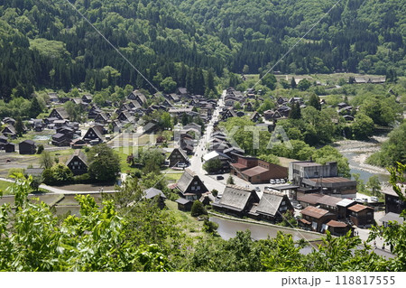 小高い丘から見た白川郷の風景 白川街道と合掌造りの古民家集落を望む 118817555