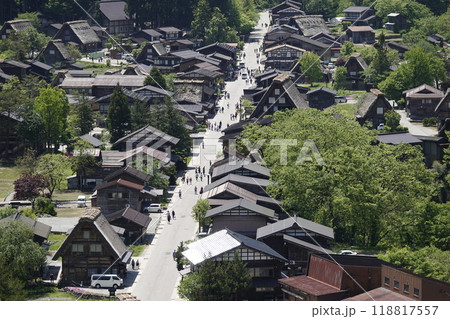 小高い丘から見た白川郷の風景 白川街道と合掌造りの古民家集落を望む 小高い丘から見た白川郷の風景 白川街道と合掌造りの古民家集落を望む 118817557