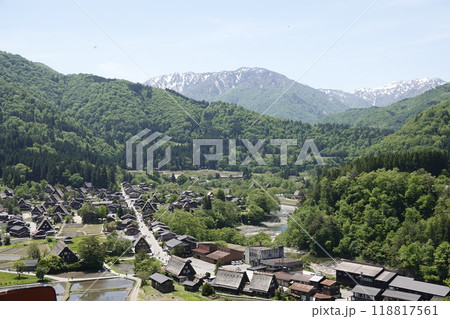 小高い丘の上から見た白川郷 雪渓が残る山並みと白川街道 合掌造りの古民家集落を望む 小高い丘の上から見た白川郷 雪渓が残る山並みと白川街道 合掌造りの古民家集落を望む 118817561