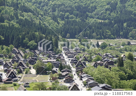 小高い丘から見た白川郷の風景 白川街道と合掌造りの古民家集落を望む 小高い丘から見た白川郷の風景 白川街道と合掌造りの古民家集落を望む 118817563