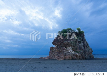 国譲り、国引き神話の舞台　出雲の稲佐の浜の弁天島 118817701