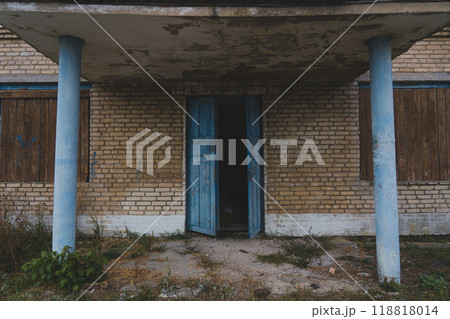 An old, abandoned, rustic store. The main entrance to the abandoned store An old, abandoned, rustic store. The main entrance to the abandoned store 118818014