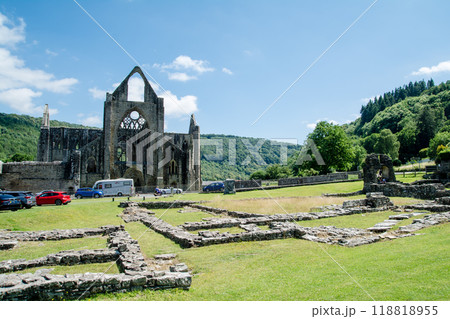 明るい青空の下の歴史的な石造りのかなり崩れた史跡のティンターン修道院　南ウェールズの郊外にて 118818955
