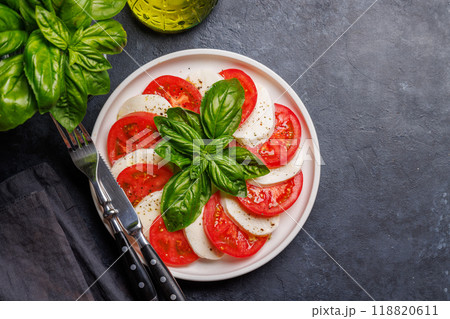 A vibrant and appetizing display of Caprese antipasti 118820611