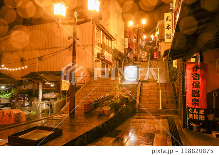 群馬県　渋川市　伊香保温泉　雨の石段街 118820875