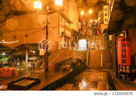 群馬県　渋川市　伊香保温泉　雨の石段街 118820876