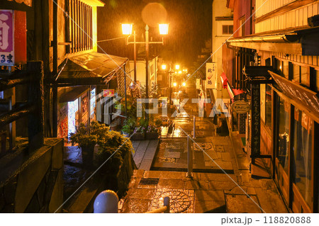 群馬県　渋川市　伊香保温泉　雨の石段街 118820888