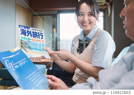 父親に海外旅行の計画を説明する女子高生の娘 118821603