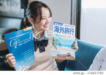 父親に海外旅行の計画を説明する女子高生の娘 118821780