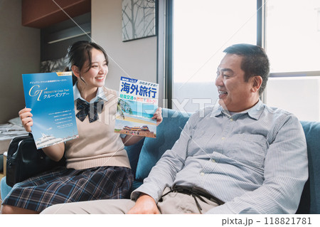 父親に海外旅行の計画を説明する女子高生の娘 118821781