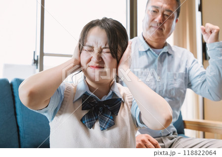 父親に怒られる女子高校生の娘 父親に怒られる女子高校生の娘 118822064