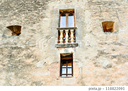 Beautiful window views of the famous town of Valldemosa, Mallorca, Balearic Islands, Spain	 118822091