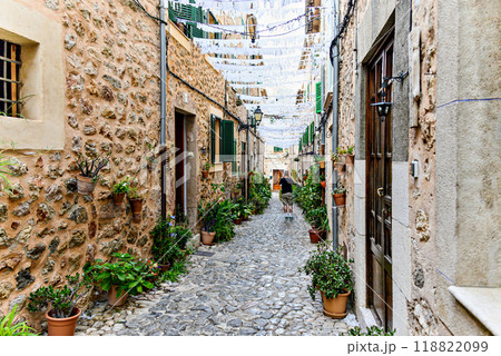 Beautiful views of a street in the picturesque and famous town of Valldemosa, Mallorca, Balearic Islands, Spain	 118822099