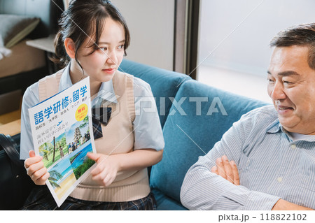 海外留学を計画する娘が父親を説得するイメージ 118822102