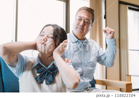 父親に怒られる女子高校生の娘 118822104