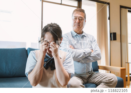 父親に怒られて泣いている女子高校生の娘 父親に怒られて泣いている女子高校生の娘 118822105