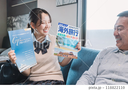 父親に海外旅行の計画を説明する女子高生の娘 118822110