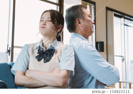 父親と喧嘩をする女子高校生の娘 父親と喧嘩をする女子高校生の娘 118822111