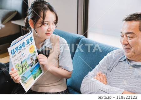 海外留学を計画する娘が父親を説得するイメージ 海外留学を計画する娘が父親を説得するイメージ 118822122