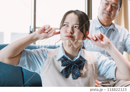 父親に怒られる女子高校生の娘 父親に怒られる女子高校生の娘 118822123