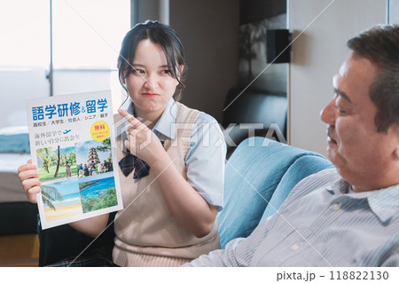 海外留学を計画する娘が父親を説得するイメージ 海外留学を計画する娘が父親を説得するイメージ 118822130