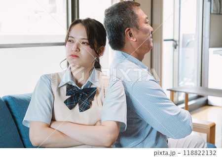 父親と喧嘩をする女子高校生の娘 118822132