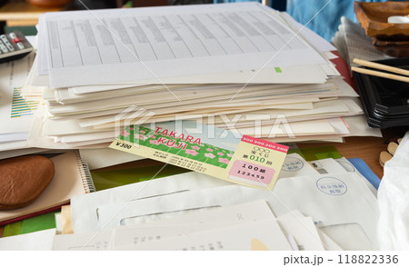 山積した書類に紛れ込んだ宝くじ　忘れられた宝くじ　換金できなかった当選くじ　埋もれた物 118822336