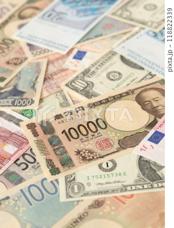 外貨と日本円　紙幣　米ドル　ユーロ紙幣 118822339