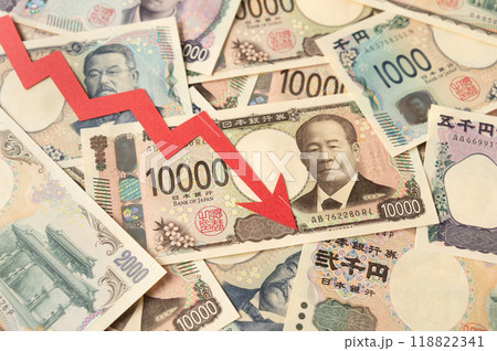 紙幣と右肩下がりの矢印　下降　紙幣　下向き　二千円札 118822341