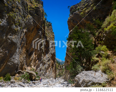 川の水が干上がった真夏の峡谷 (ギリシャ、クレタ島、サマリア峡谷) 川の水が干上がった真夏の峡谷 (ギリシャ、クレタ島、サマリア峡谷) 118822511