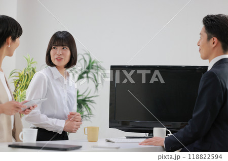 和やかにディスカッションするビジネスパーソン男女_2 和やかにディスカッションするビジネスパーソン男女_2 118822594